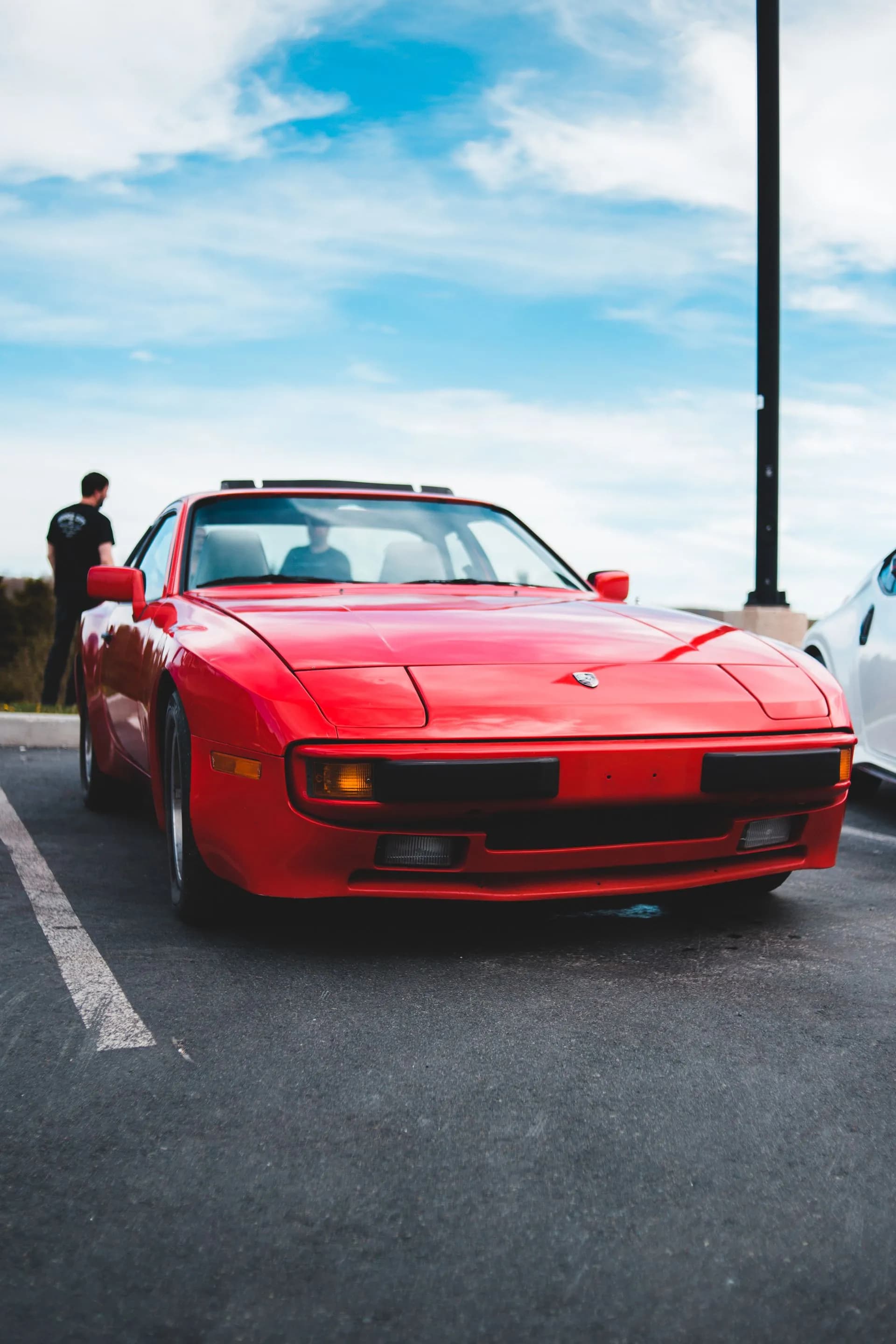 944 rouge de trois quarts avant, phares escamotables fermés