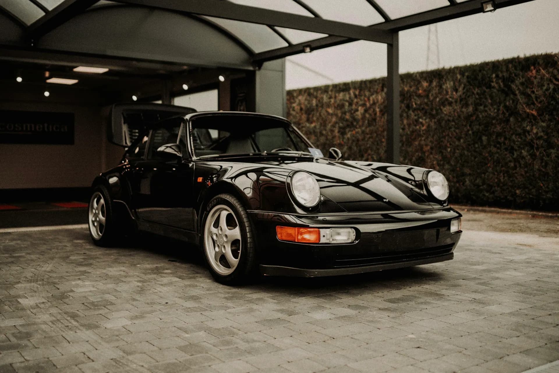 964 noire de trois quarts avant sous un auvent sombre