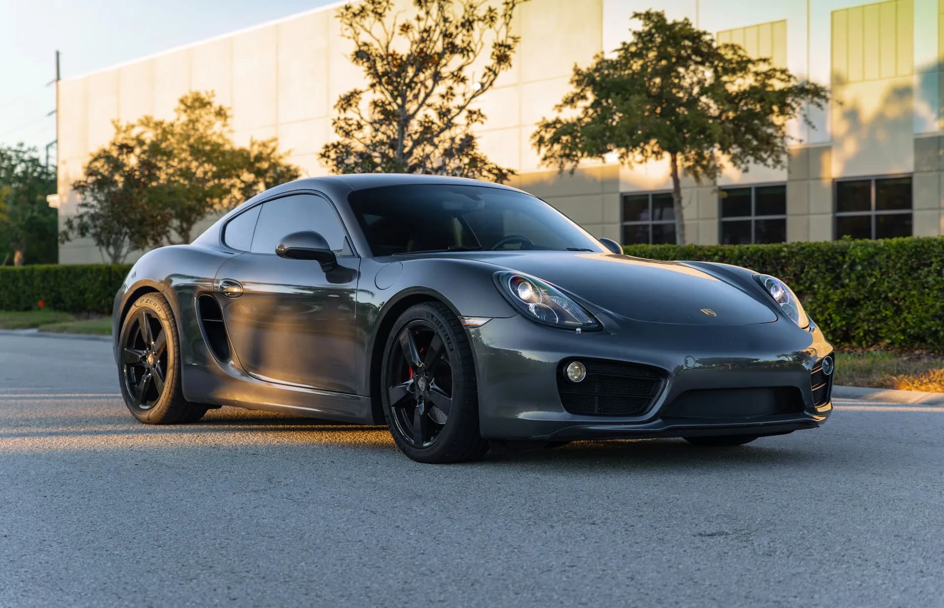 Cayman gris argent de trois quarts avant dans la lumière du soir