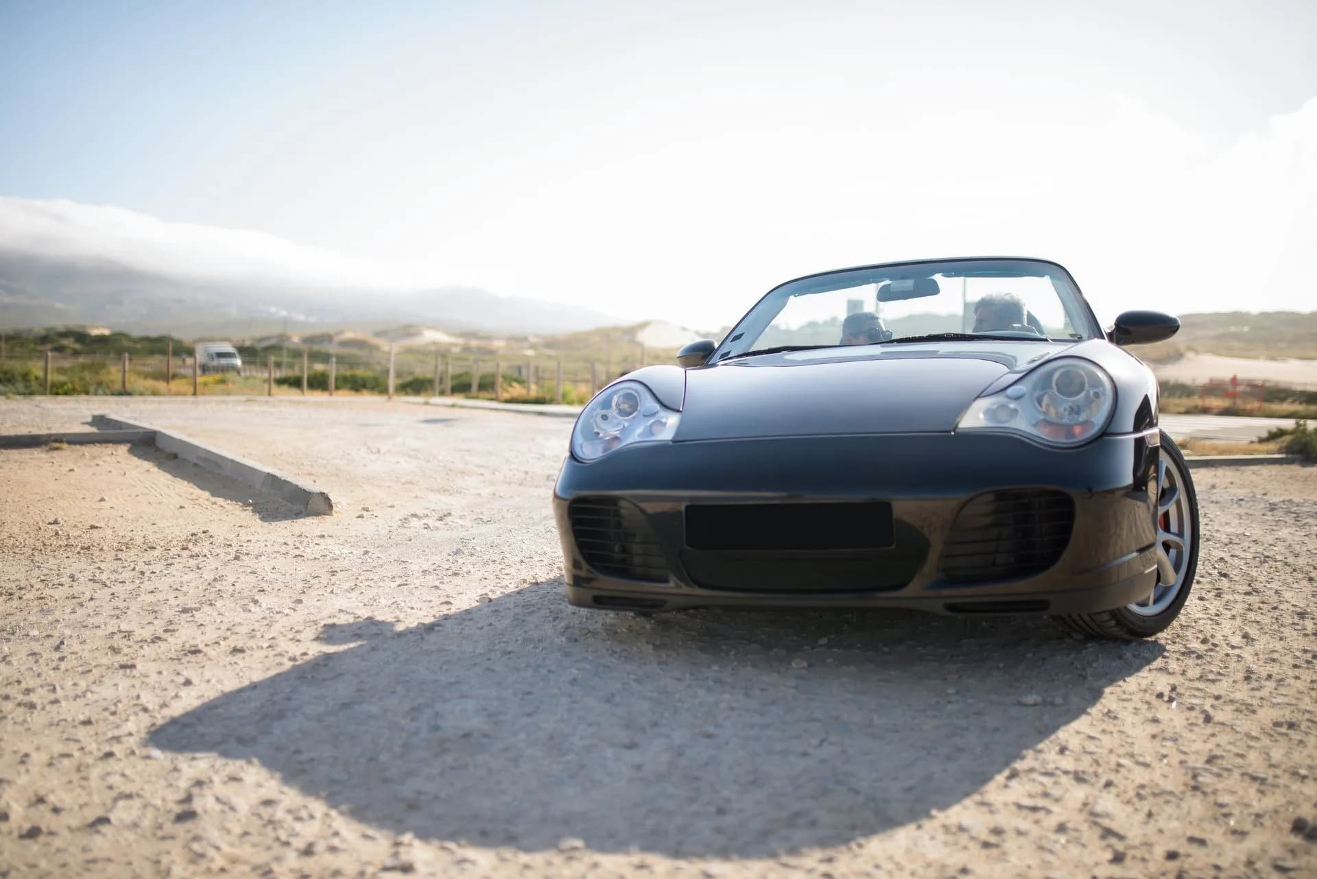 996 cabriolet sombre de trois quarts avant en pleine lumière
