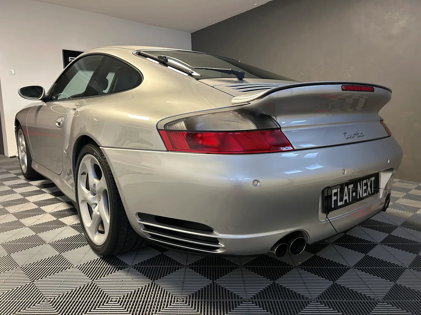 Porsche 911 996 Turbo grise de trois quarts arrière gauche