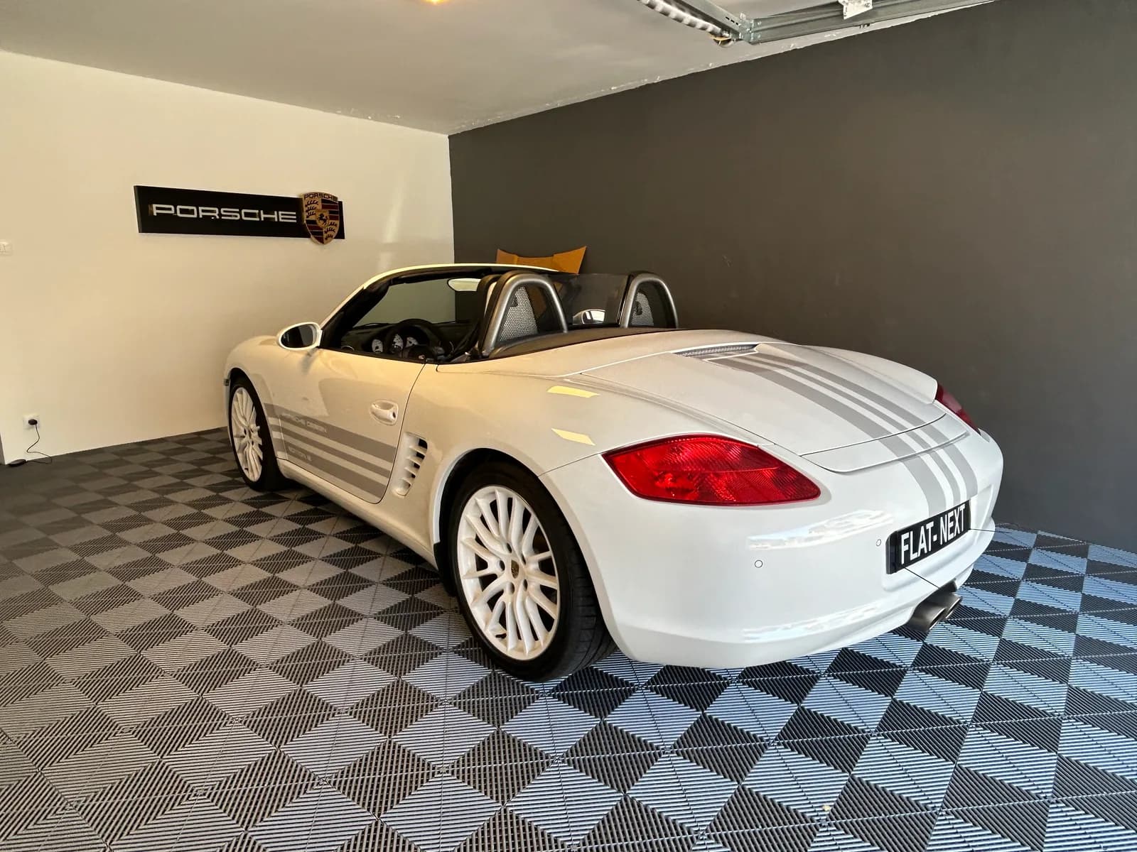 Boxster S Design Edition 2 blanche de trois quarts arrière, capote ouverte