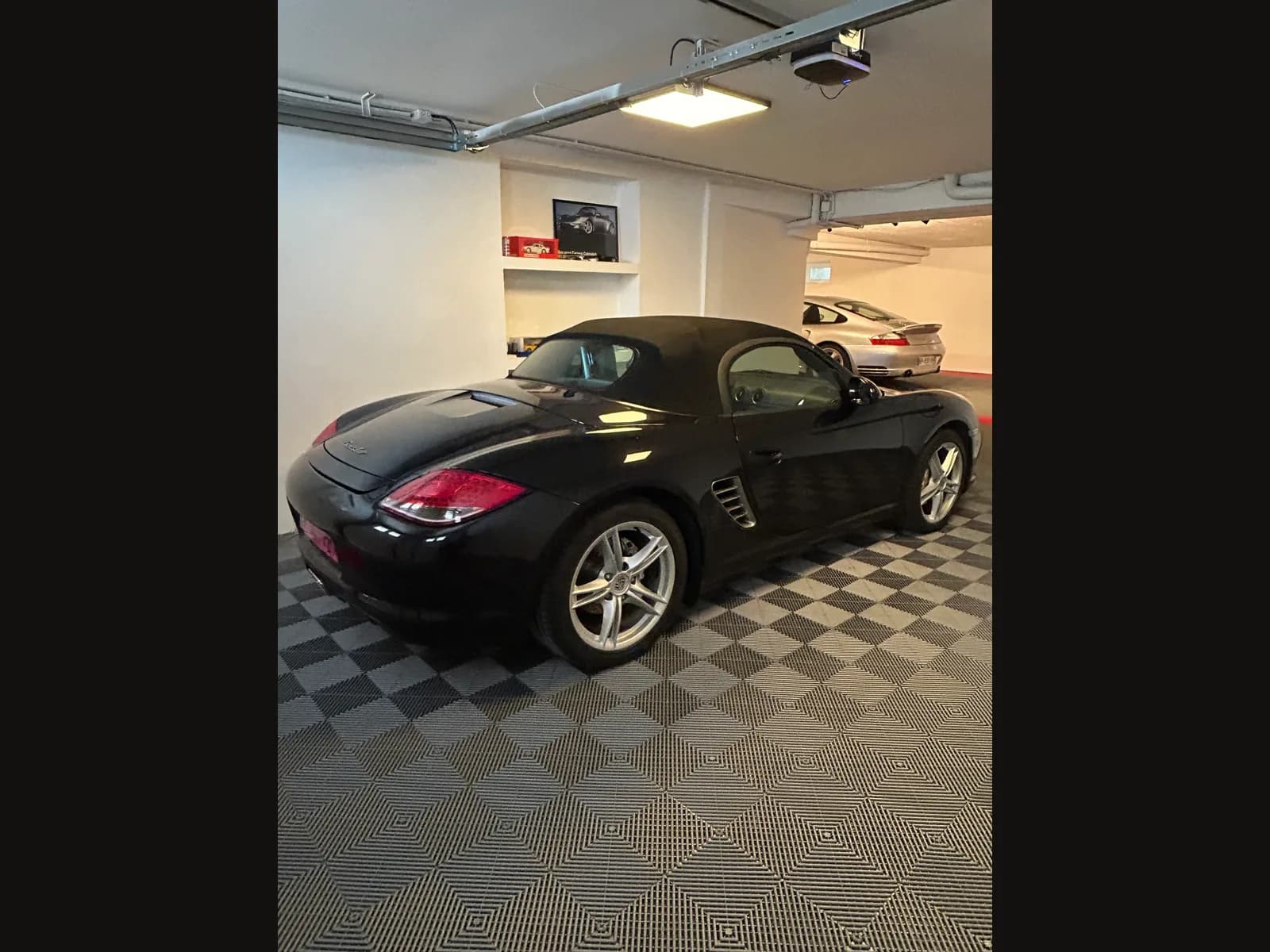 Profil gauche de la Boxster noire
