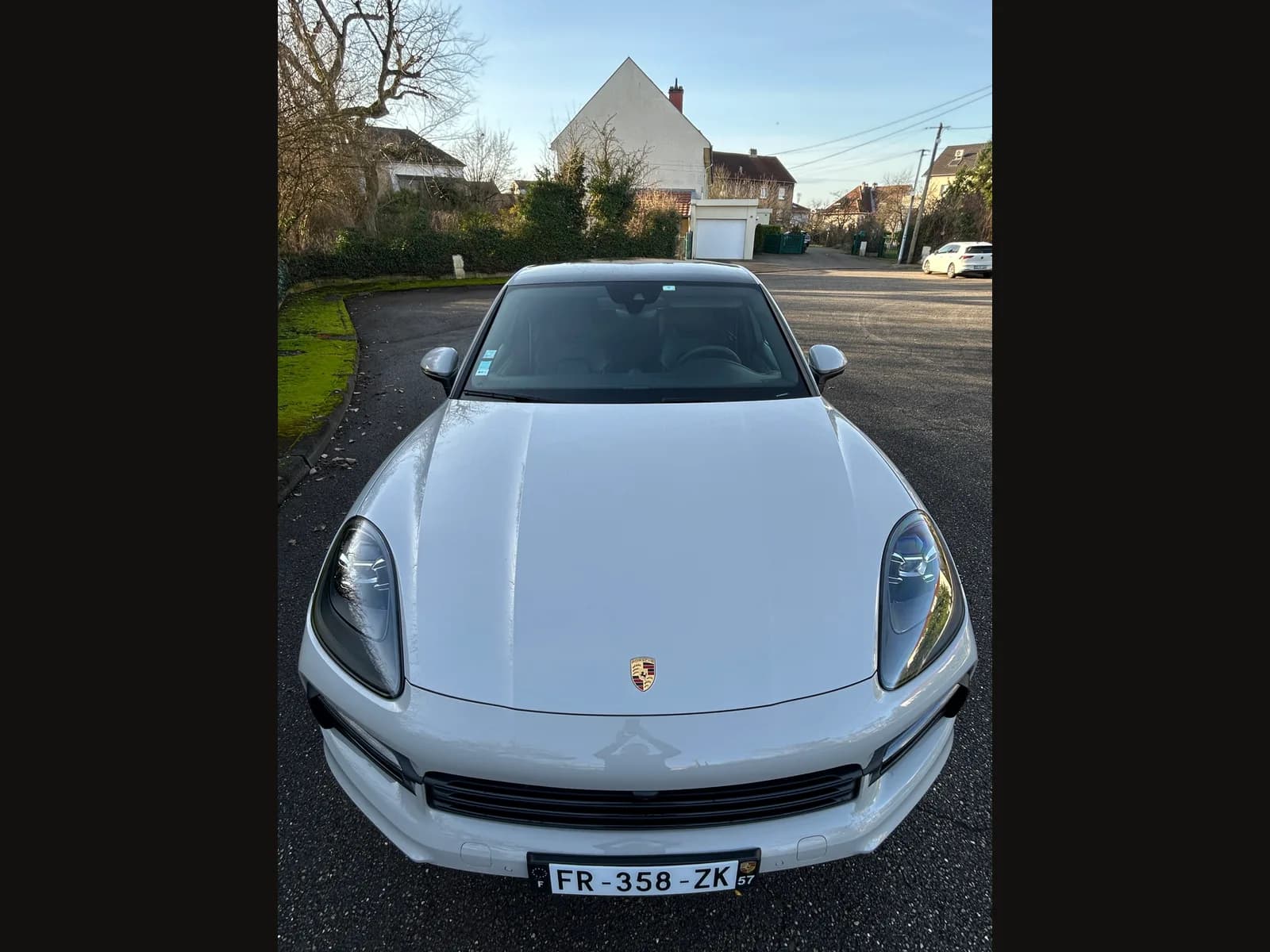 Porsche Cayenne E-Hybrid blanc de trois quarts avant